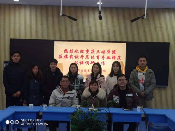 一群人站在台上中度可信度描述已自动生成